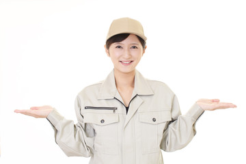 笑顔の女性作業員