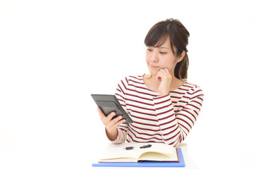 計算機を持つ女性