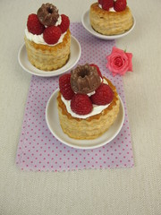 Süße Blätterteig Pastetchen gefüllt mit Himbeeren, Sahne und Schokolade