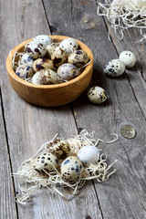 Obraz na płótnie Canvas Quail eggs in a wooden bowl