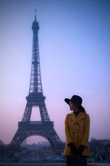 Fototapeta na wymiar Portrait of lovely teenage girl in Eiffel Tower and fountain at