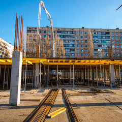 construction of a building by means of the mobile formwork