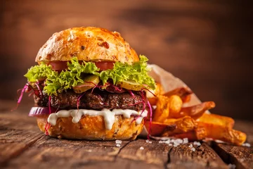 Foto op Canvas Verse huisgemaakte hamburger geserveerd op hout © Jag_cz