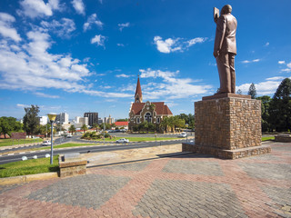 Statue von Dr. Sam Nujoma Gründer und Präsident von Namibia, hinten Windhoek und die  Deutsch -...