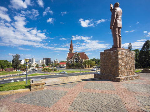 Statue von Dr. Sam Nujoma Gr&uuml;nder und Pr&auml;sident von Namibia, hinten Windhoek und die  Deutsch - Evangelische Christuskirche von 1896, Namibia, Afrika