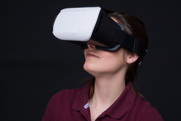 frau blickt durch eine virtual reality brille