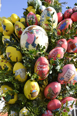 Handbemalte Ostereier an Osterbrunnen