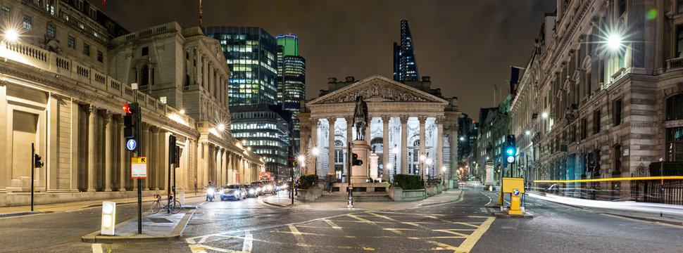 Panorama der Royal Stock Exchange in London bei Nacht 
