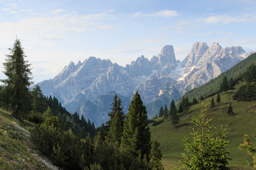Fototapeta na wymiar panorama da Prato Piazza (Dolomiti). Sullo sfondo il Monte Cristallo