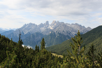 Fototapeta premium panorama da Prato Piazza (Dolomiti). Sullo sfondo il Monte Cristallo