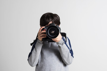 Ragazzo con la macchina fotografica che fotografa