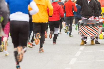 Läufer beim Marathon von hinten