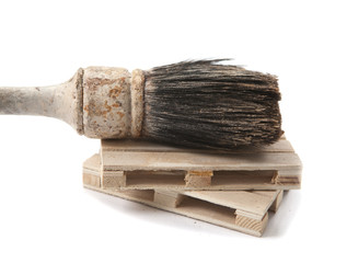 pinceau industriel sur palette en bois