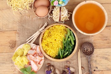 Egg noodles with pork and dumpling in soup.