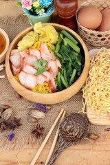 Egg noodles with pork and dumpling in soup.