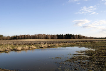 Woda na zalanym polu © darekb22