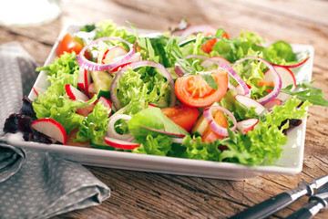Frischer Salat mit verschidenen Zutaten
