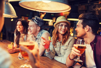 Fototapety  szczęśliwi przyjaciele z drinkami rozmawiającymi w barze lub pubie