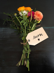 I love mom - ein Blumenstrauß mit Textnachricht auf dunklen Hol