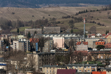 Miasto i pole w górach