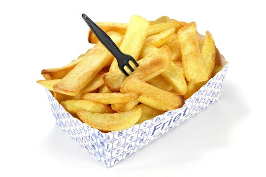 dicke niederl&auml;ndische Pommes Frites in einem Papptray