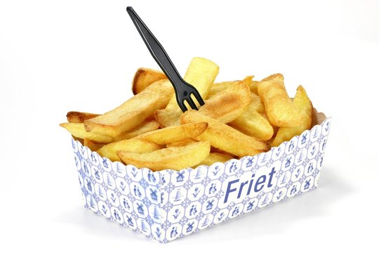 dicke niederl&auml;ndische Pommes Frites in einem Papptray