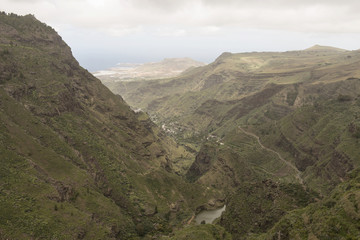 Fototapeta na wymiar Barranco empinado con presa de agua, Gran Canaria