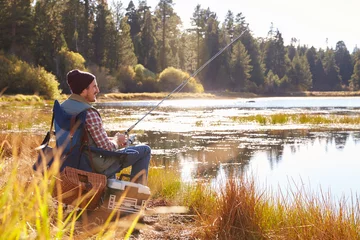 Foto op Plexiglas Man ontspannen en vissen aan het meer, Californië, VS © Monkey Business