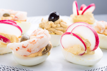 Uova  di gallina  sode ripiene  con farciture diverse