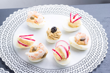 Uova  di gallina  sode ripiene  con farciture diverse