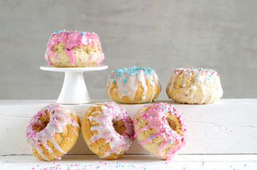 mini gugelhupf mit glasur und zuckerstreuseln