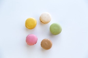 Macaroon colorati a pentagono su sfondo chiaro