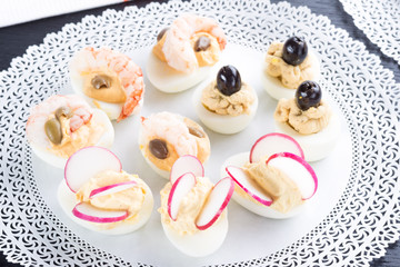 Mezze uova sode ripiene  con farciture diverse