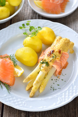 Überbackener weißer Spargel mit Räucherlachs und Hollandaise-Käse-Soße - Gratinated white...