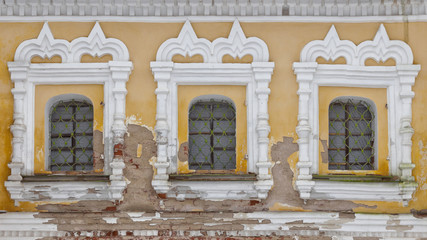 Obraz premium Old facade of building with three windows