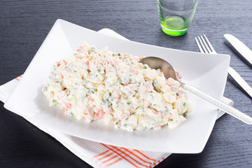 Insalata russa nel piatto di ceramica sul tavolo