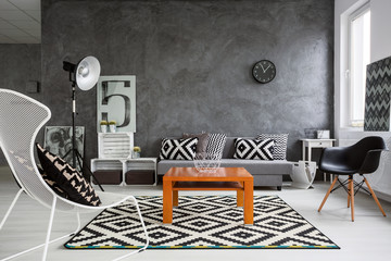 Multifunctional, monchromatic living room in grey