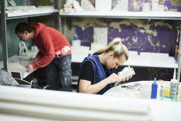 The artist is the master in the process of decorative products from plaster