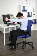 Junger Manager macht Yoga am Arbeitsplatz im Büro