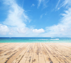 Houten pier, exotische zee en de blauwe lucht