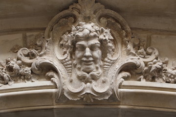 Détail d'un porche d'immeuble parisien