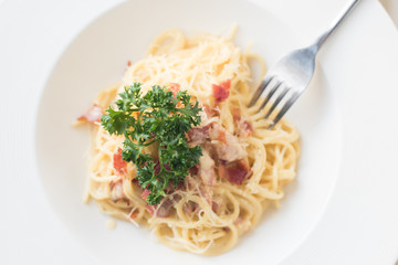 spaghetti carbonara on bowl