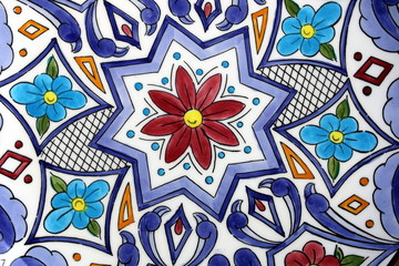 Teil eines bemalten Keramiktellers aus Mallorca