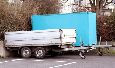 Zwei geparkte große PKW Anhänger 