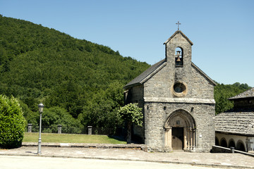 Fototapeta na wymiar Gothic Chapel Santiago or los Pelegrinos in Roncevaux village, N