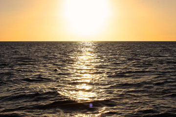Sonnenuntergang auf offenem Meer vom Boot aus 