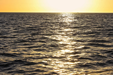 Sonnenuntergang auf offenem Meer vom Boot aus 