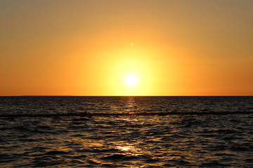 Fototapeta na wymiar Sonnenuntergang auf offenem Meer vom Boot aus 