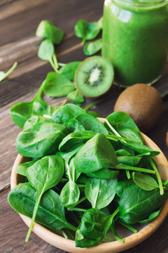 Fresh spinach leaves in wooden bowl