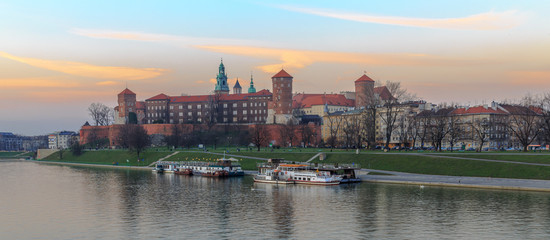 Wawel-kasteel in Krakau bij zonsondergang